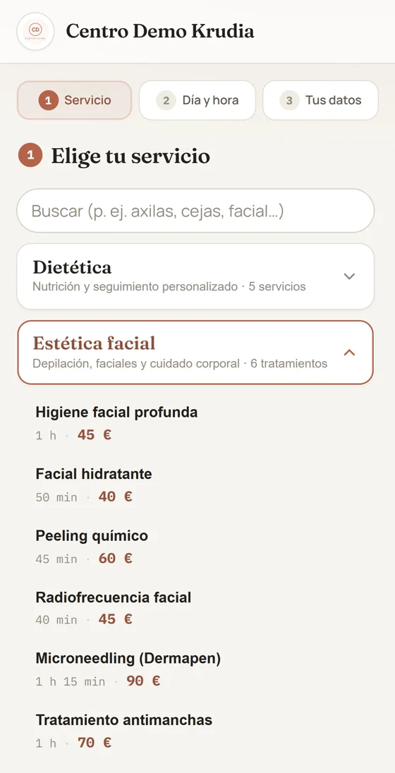 La página de reservas de un centro: su nombre, los tres pasos —servicio, día y hora, tus datos— y el catálogo con precio y duración.